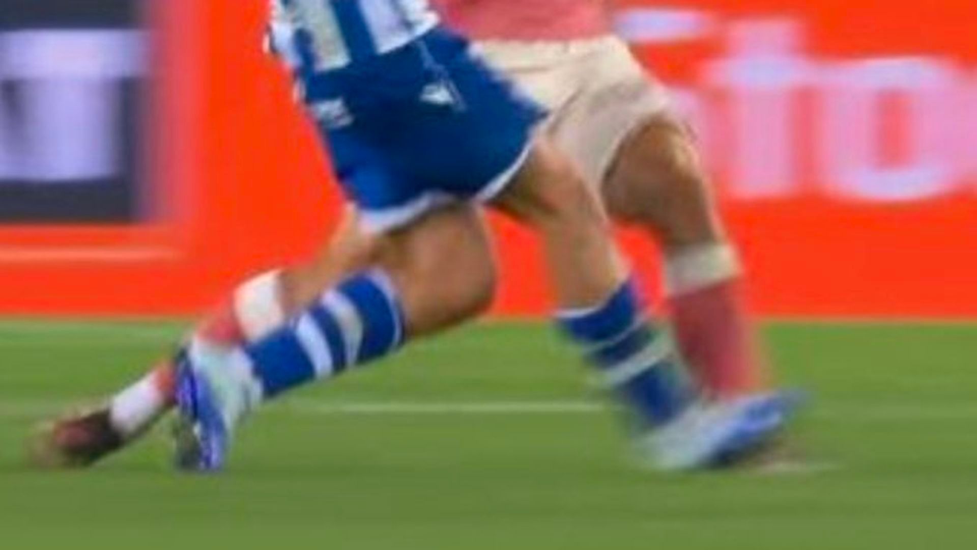 Pisotón sobre Recio previo al gol del Alavés.