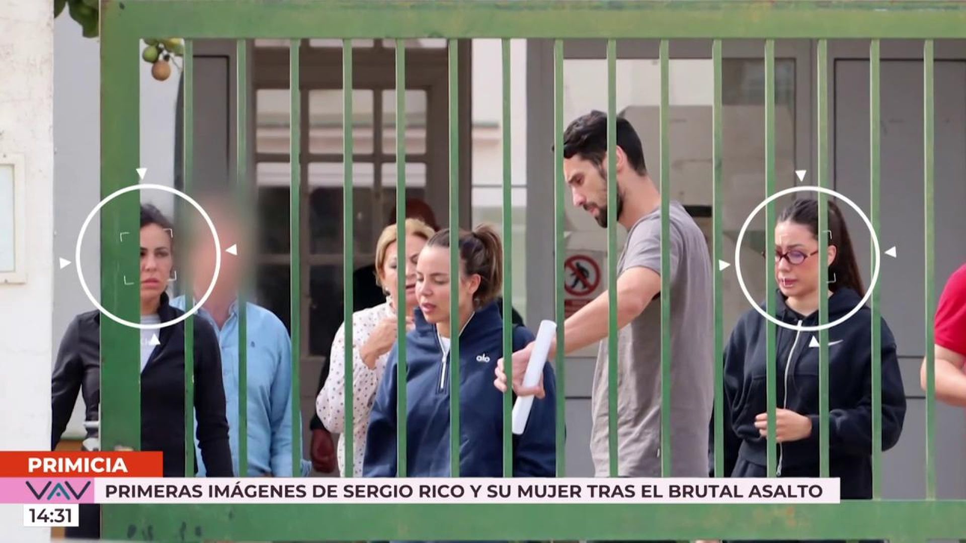 Primicia | Las primeras imágenes del futbolista Sergio Rico y su mujer tras el robo en su casa Primicia | Las primeras imágenes del futbolista Sergio Rico y su mujer tras el robo en su casa