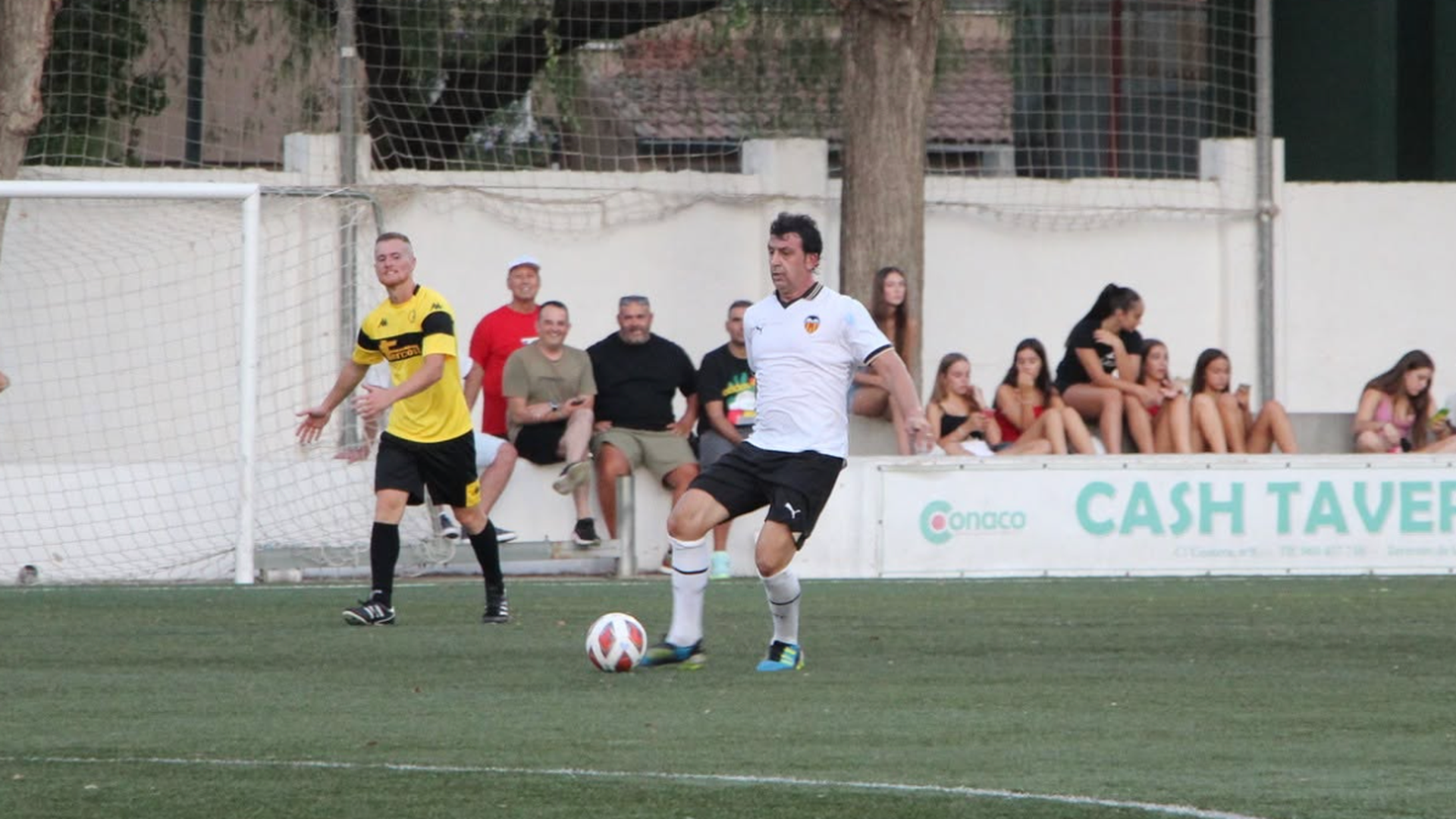 Rubén Brines jugando con los veteranos en Tavernes