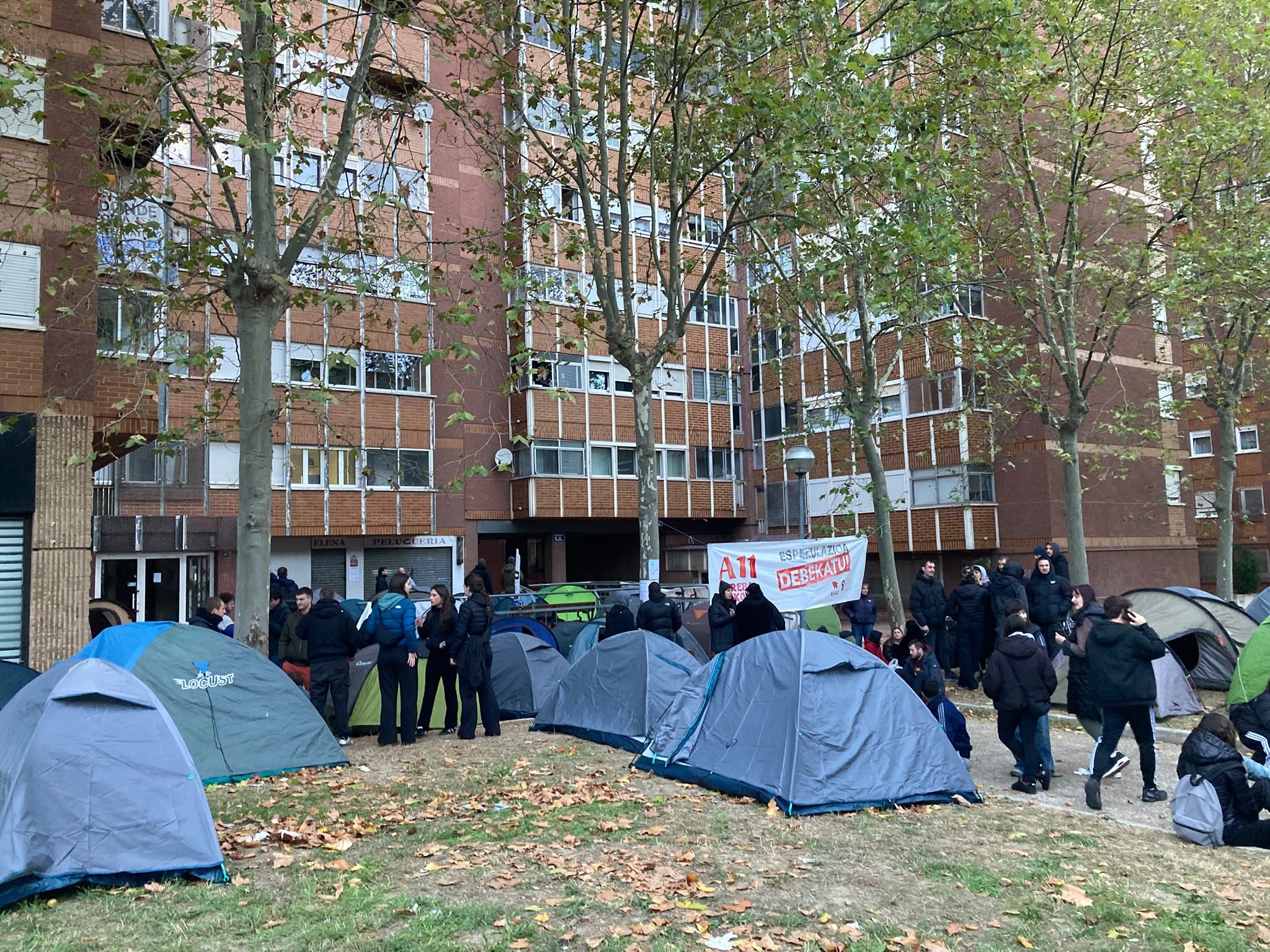 Un centenar de personas acampó anoche ante la vivienda de la familia en señal de protesta