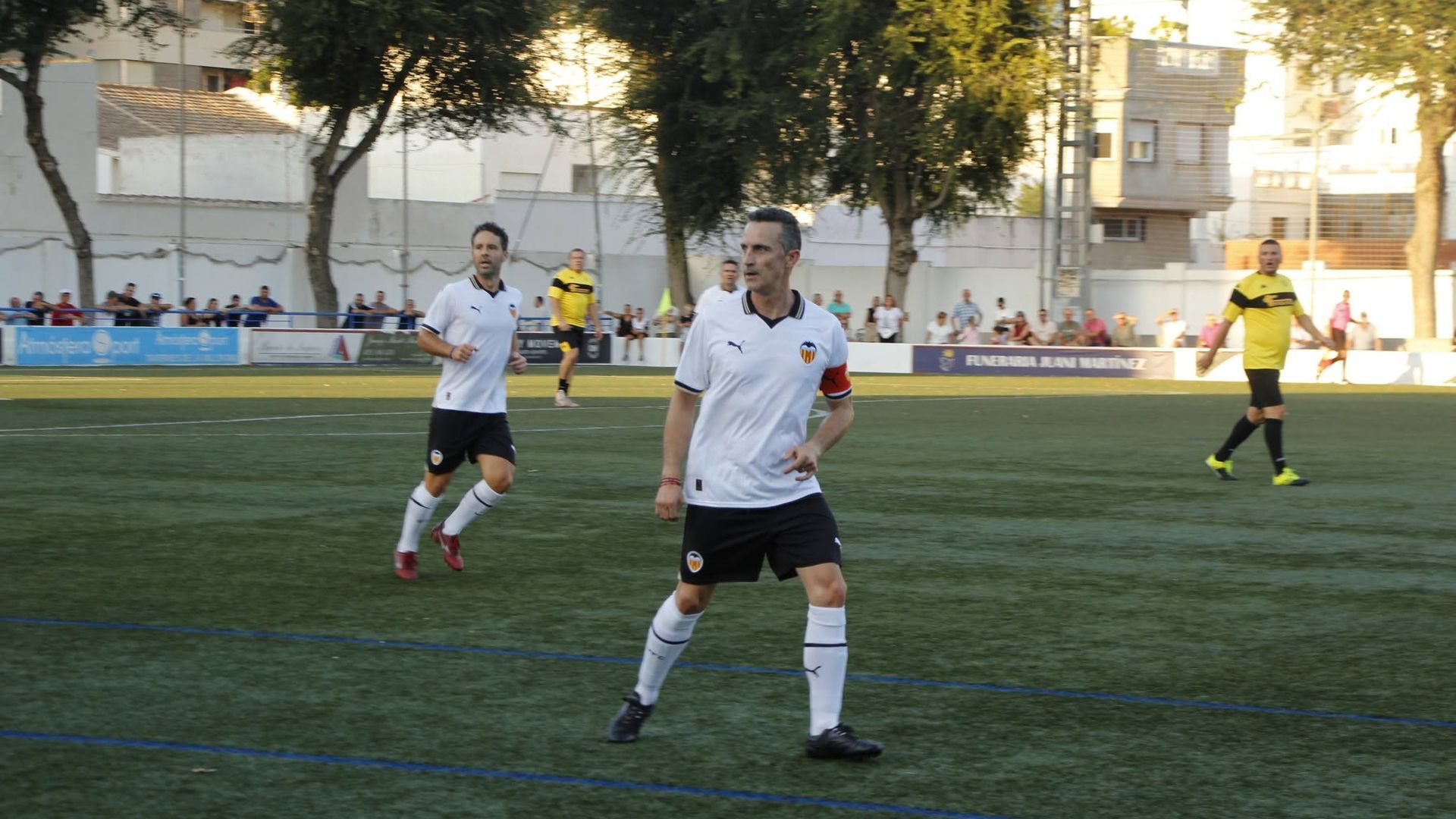 Ximo Enguix capitaneando a los veteranos del Valencia CF en Tavernes
