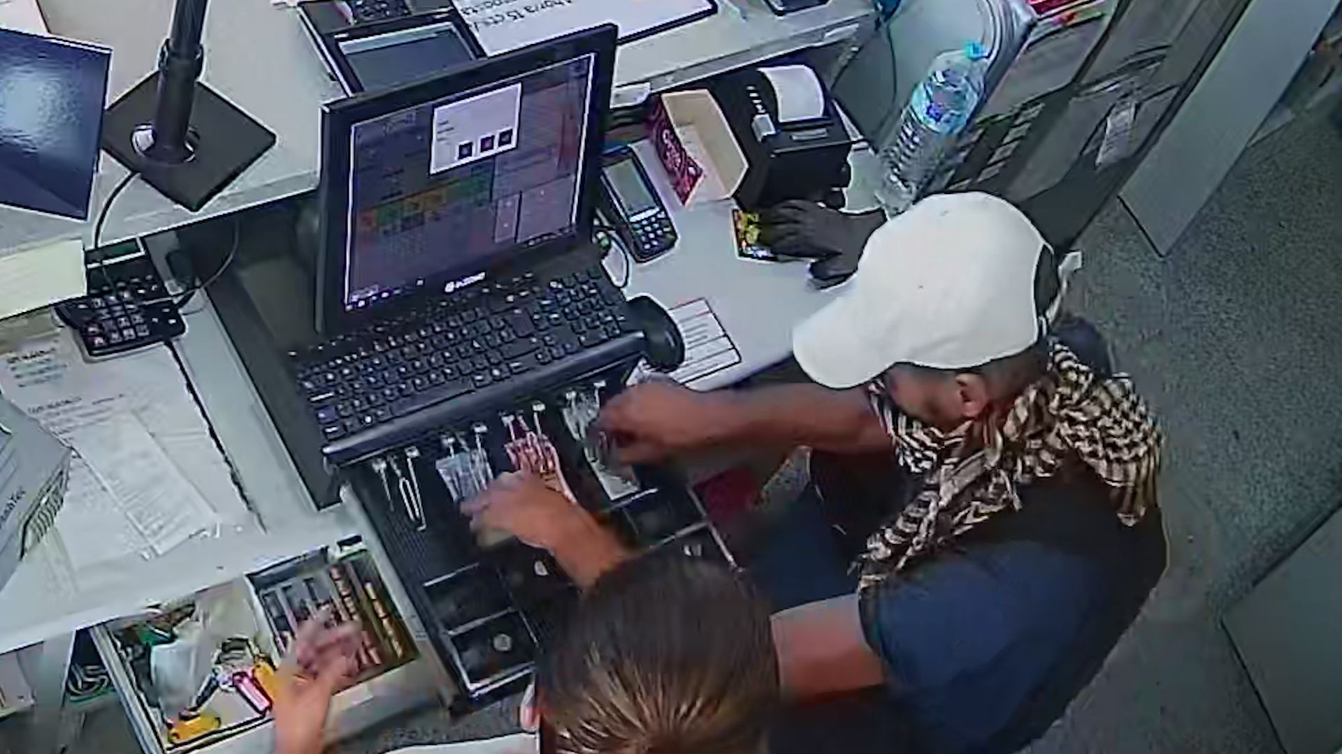 El atracador llevándose el dinero recaudado en uno de sus golpes