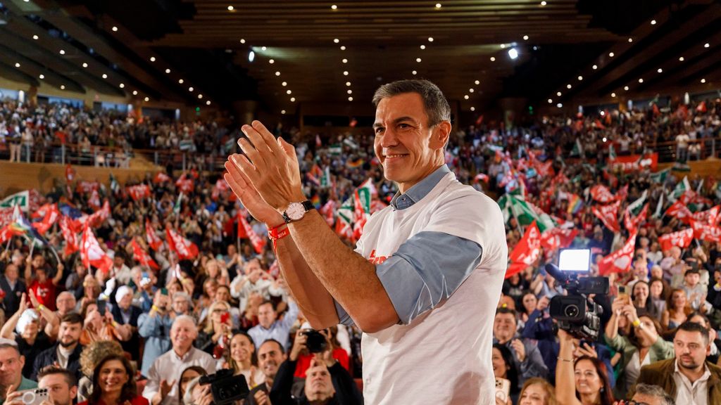 Pedro Sánchez apela al voto progresista para evitar la "involución" de PP y Vox con su lista "interminable de recortes"