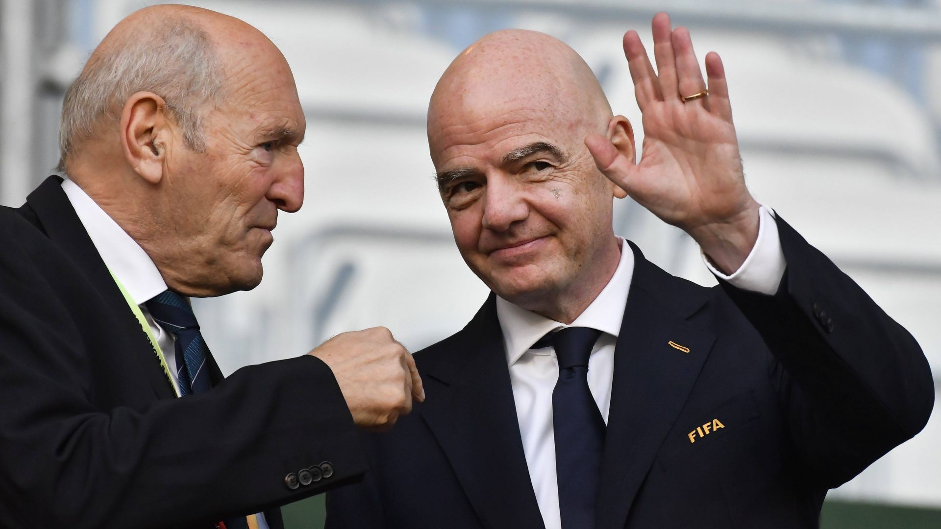 Gianni Infantino saluda durante un partido