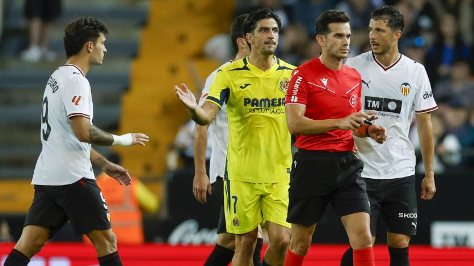 Guido protesta ante el Villarreal en Mestalla