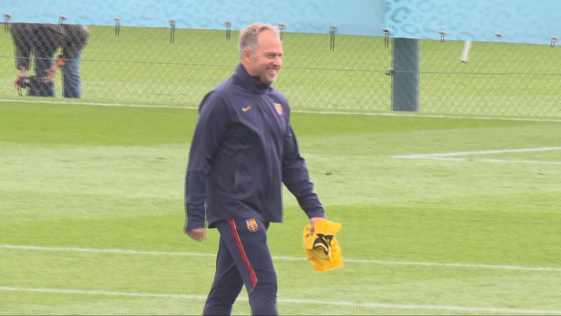 Hansi Flick sonríe en el entrenamiento del Barça previo al Clásico Hansi Flick sonríe en el entrenamiento del Barça previo al Clásico