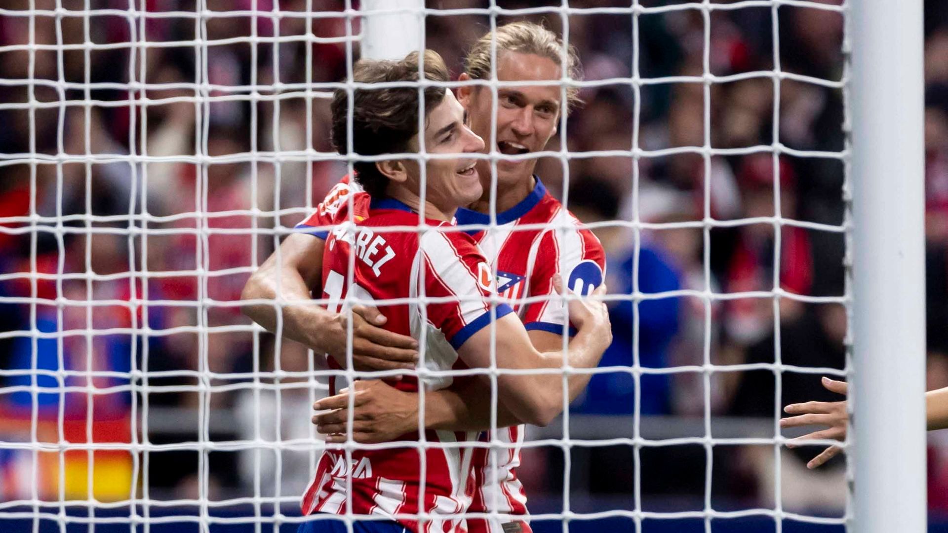 Julián Álvarez, abrazado por Marcos Llorente tras marcar al Deportivo