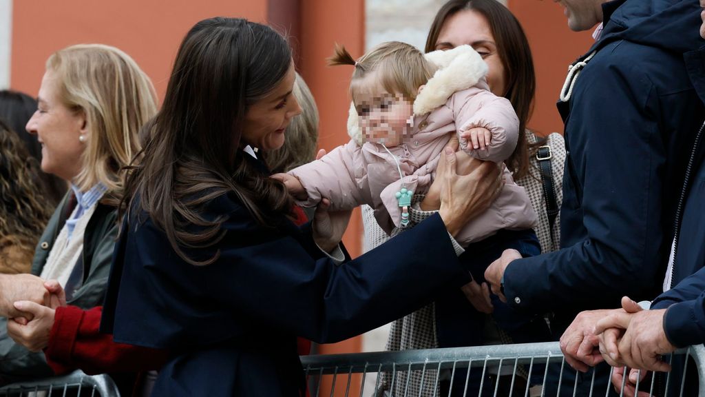La Familia Real se vuelca con los asturianos: abrazos a niños y bebés, besos, fotos y mucha cercanía