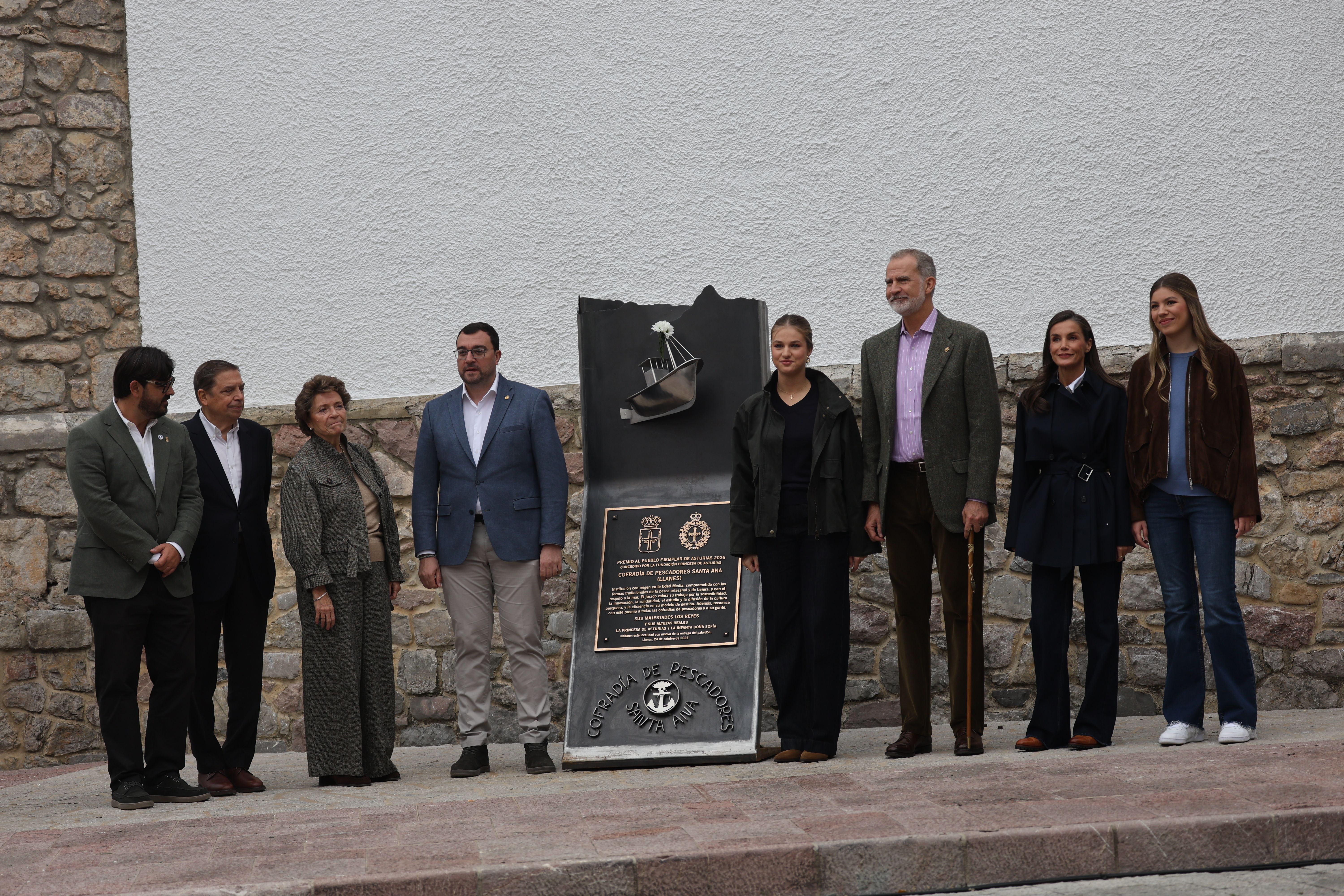 La familia real posando junto a una placa en honor a la Cofradía de Pescadores Santa Ana