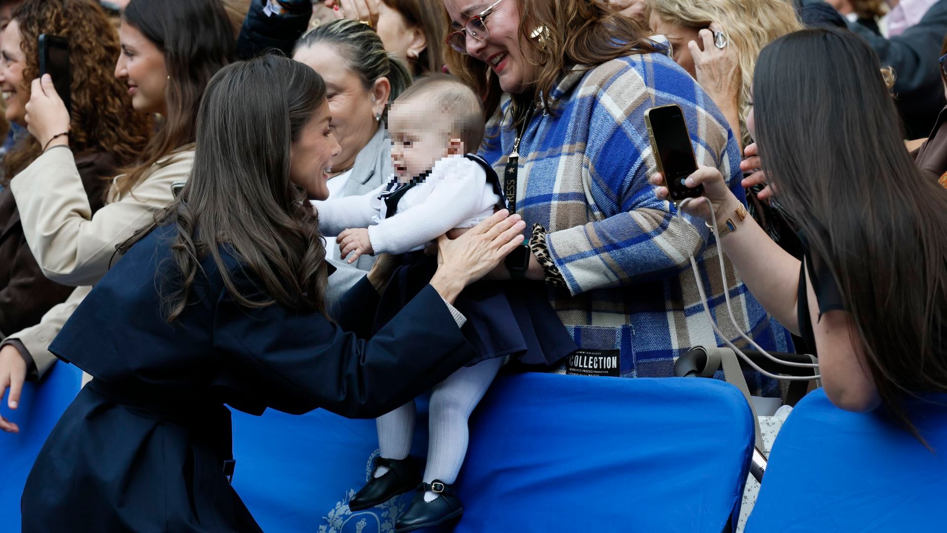 La Familia Real se vuelca con los asturianos: abrazos a niños y bebés, besos, fotos y mucha cercanía
