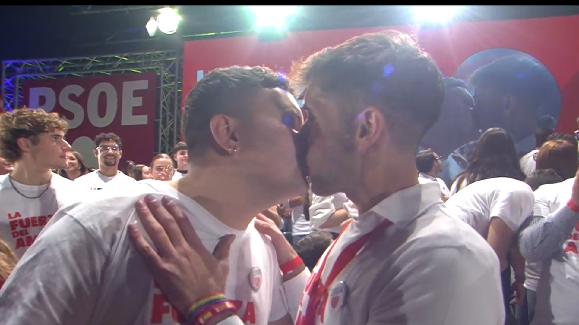 La 'kiss cam' del Pedro Sánchez triunfa en el mitin del PSOE en Granada