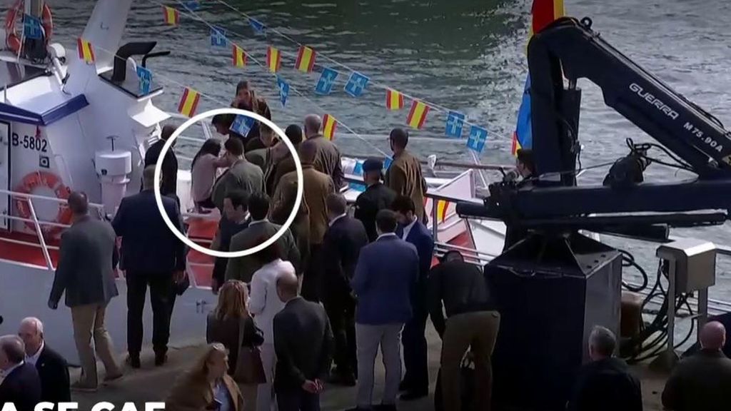 La reina Letizia sufre una caída tras resbalarse a bordo del barco 'Nuevo Sandra María' en Llanes