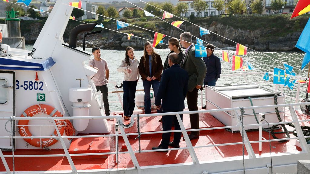 La reina Letizia sufre una caída tras resbalarse a bordo del barco 'Nuevo Sandra María' en Llanes