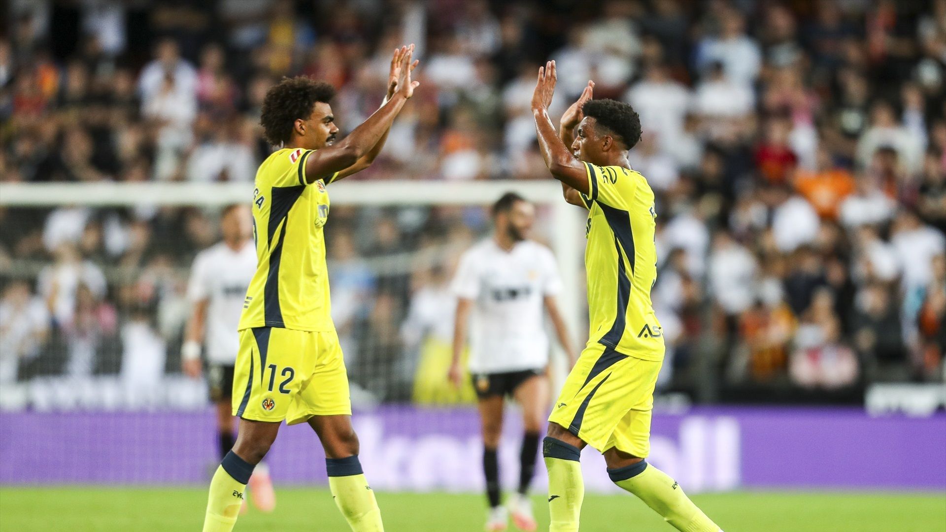 Renato Veiga y Alex Freeman celebran un gol en el Valencia-Villarreal