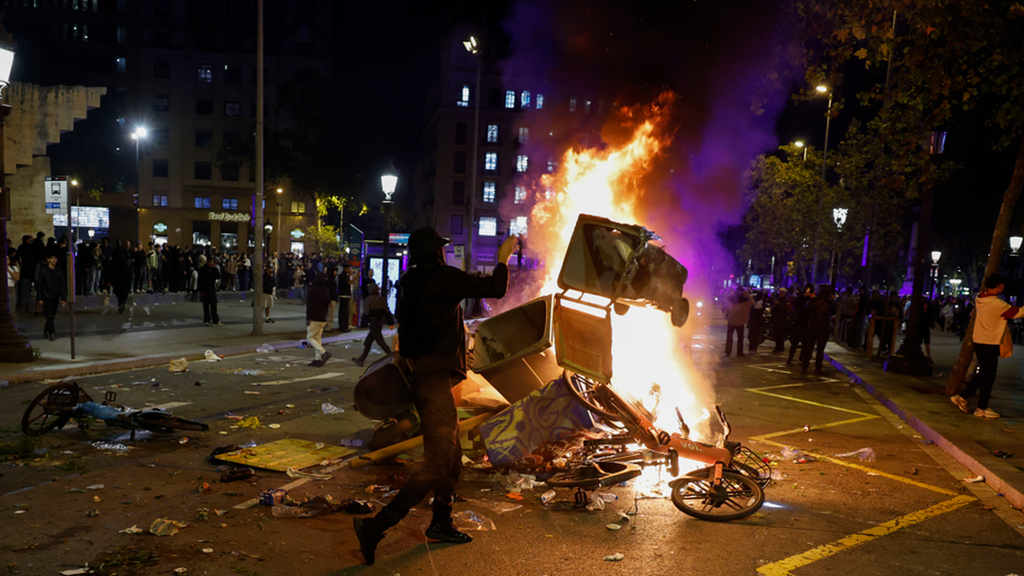 Barcelona se blinda y cierra comercios ante los disturbios tras las manifestaciones y estampidas
