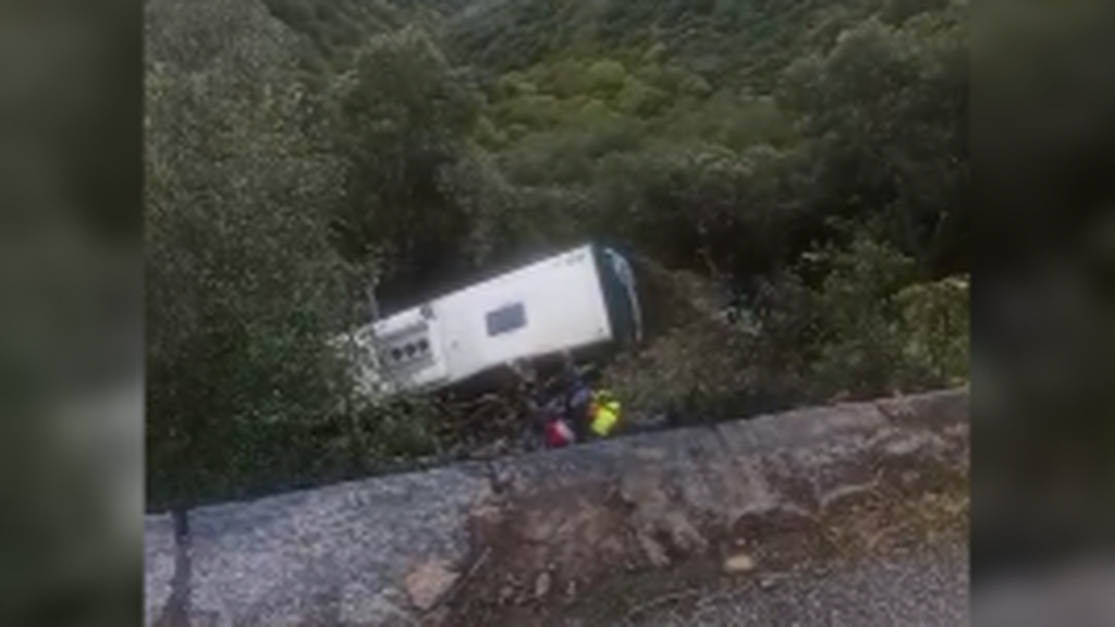 Un autobús choca con un turismo y cae por un terraplén de 20 metros en Barcelona: hay 40 heridos, 20 de ellos graves
