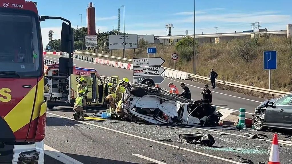 Dos muertos y tres heridos, dos de ellos graves, en un accidente entre tres vehículos en Vila-real