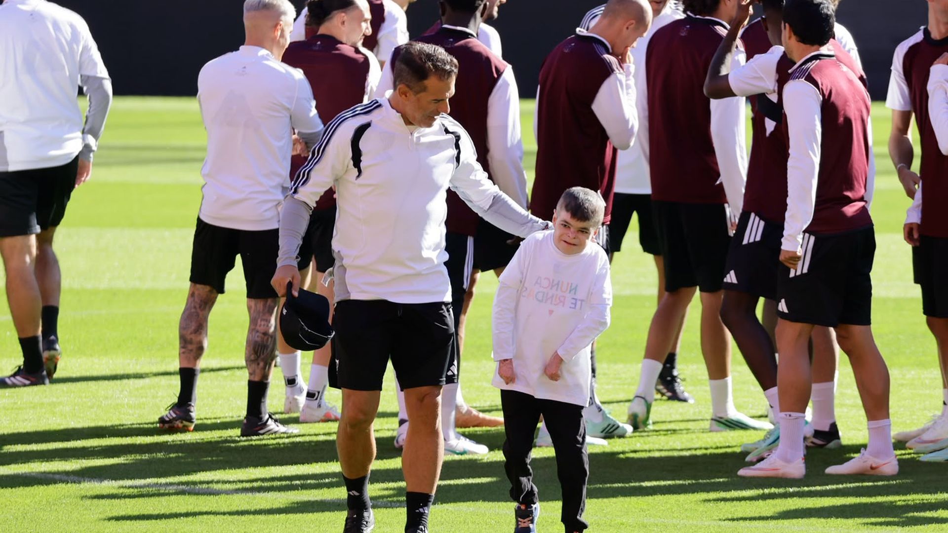 El pequeño Leo, junto a Luis García Plaza
