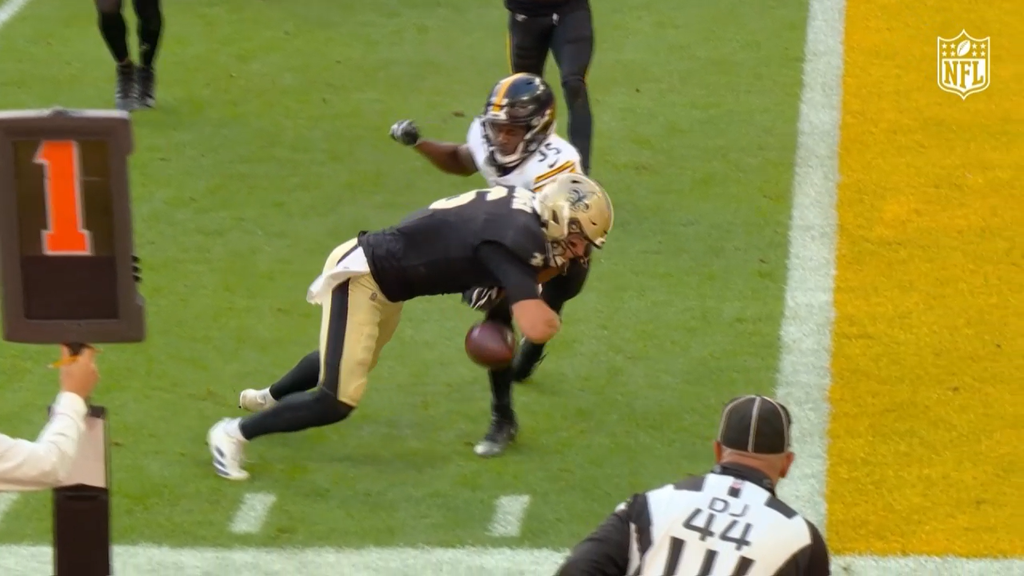 La salvada milagrosa de los Steelers en París con un puñetazo de Jamel Dean al balón