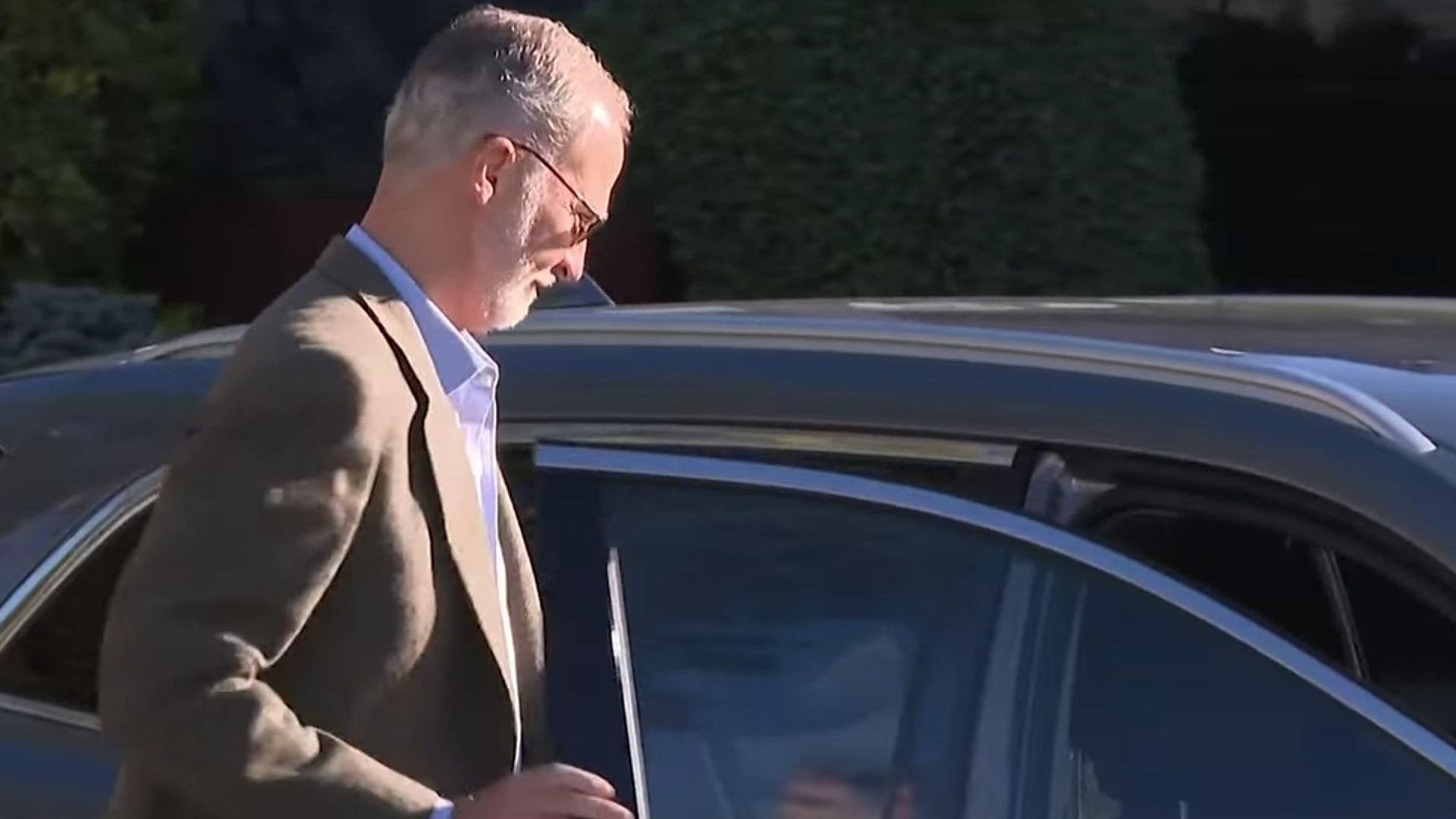 El rey Felipe VI, saliendo del hospital tras su operación