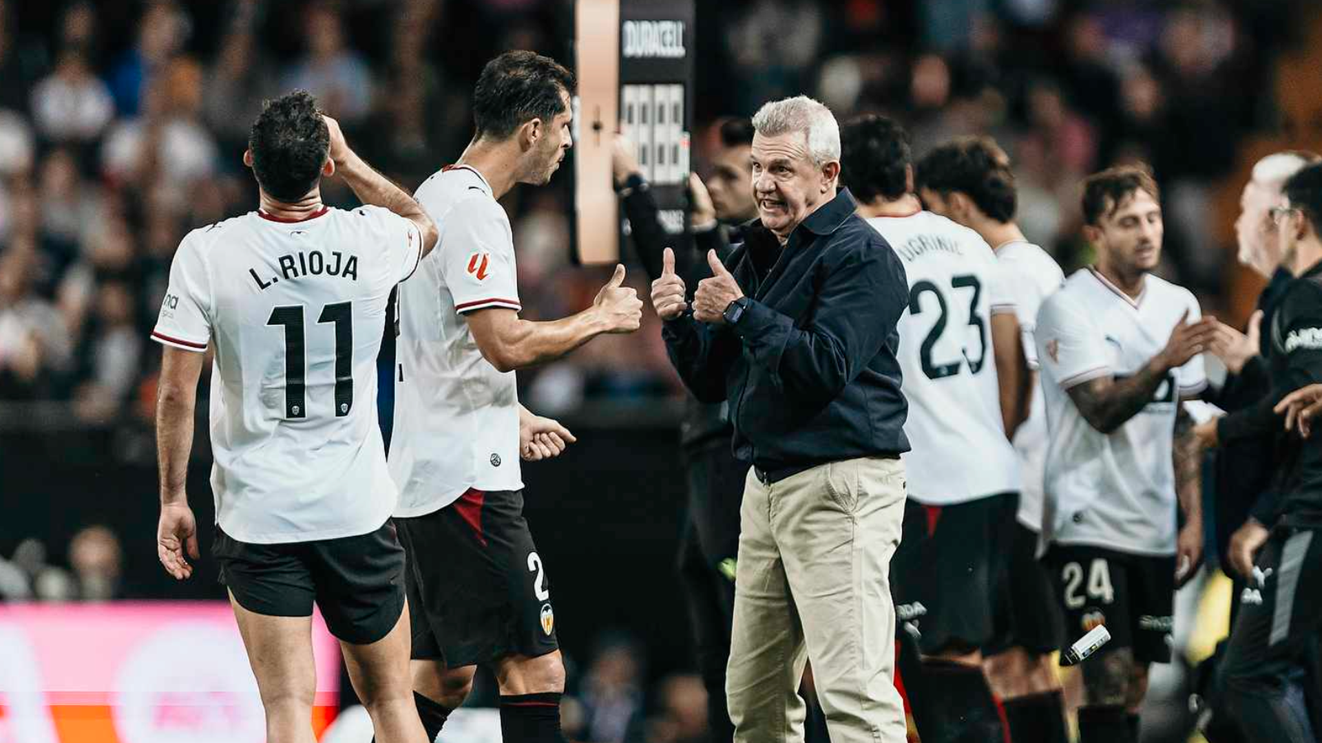 Javier Aguirre habla con Guido Rodríguez