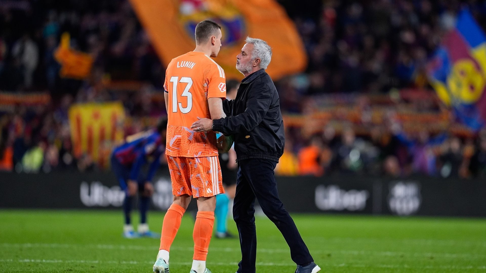 José Mourinho saluda a Andriy Lunin tras el Barcelona-Real Madrid José Mourinho saluda a Andriy Lunin tras el Barcelona-Real Madrid