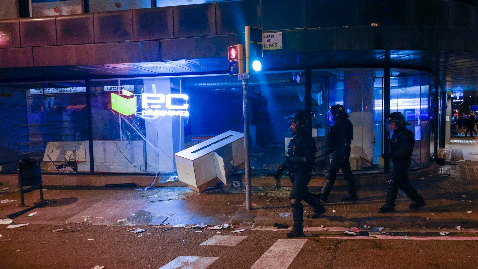 La noche de disturbios en Barcelona deja un centenar de detenidos, una cuarta parte de ellos menores