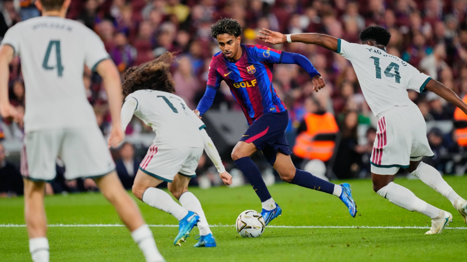 Lamine Yamal, ante Cucurella y Thouameni Lamine Yamal, ante Cucurella y Thouameni