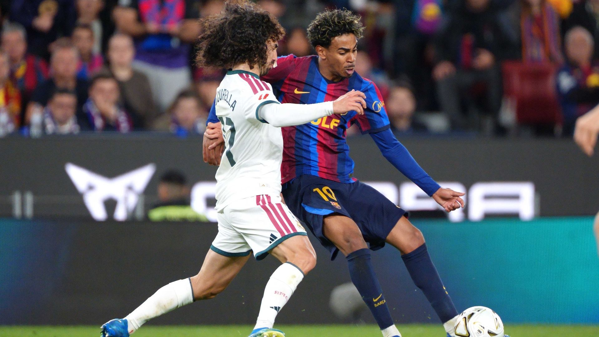 Lamine Yamal encara a Marc Cucurella en El Clásico