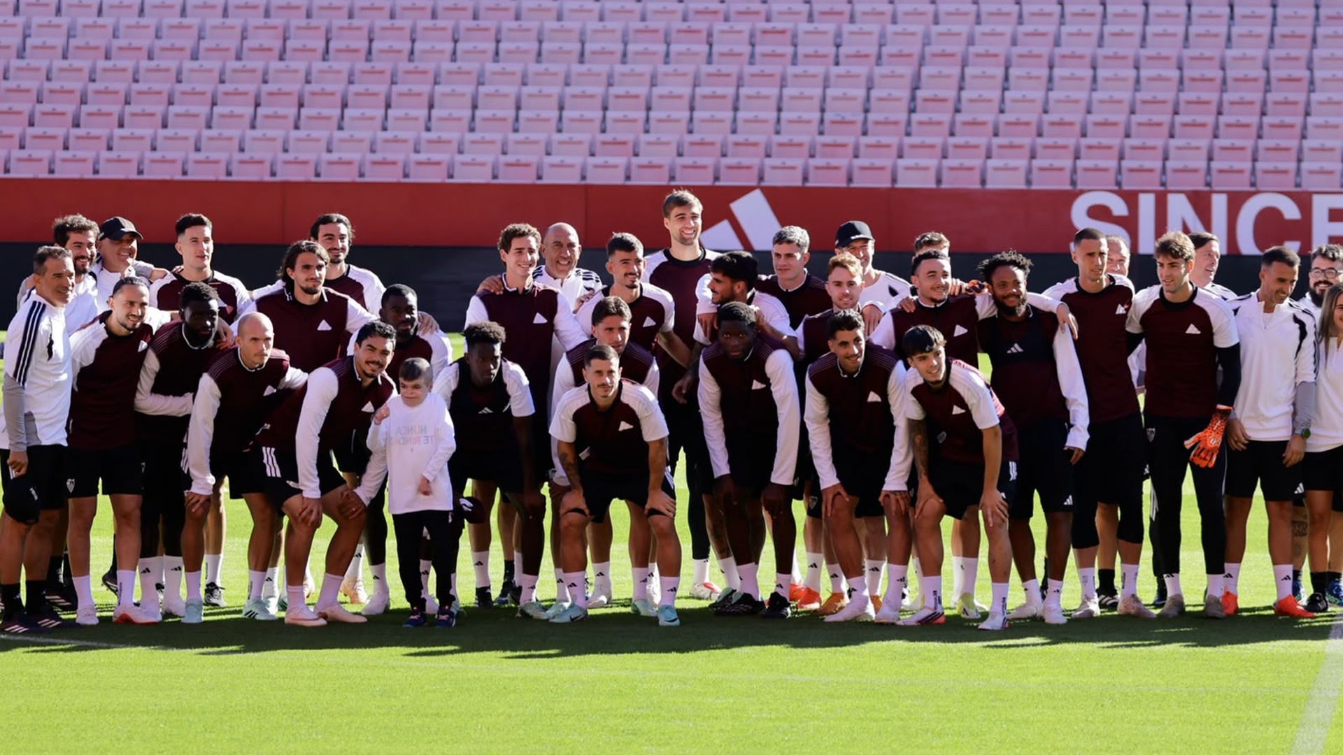 Leo, junto al resto de la plantilla