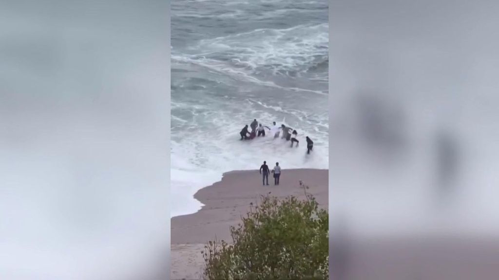 Rescate agónico en A Coruña: una cadena humana para rescatan a una mujer que estaba siendo arrastrada por las olas en la playa de Riazor