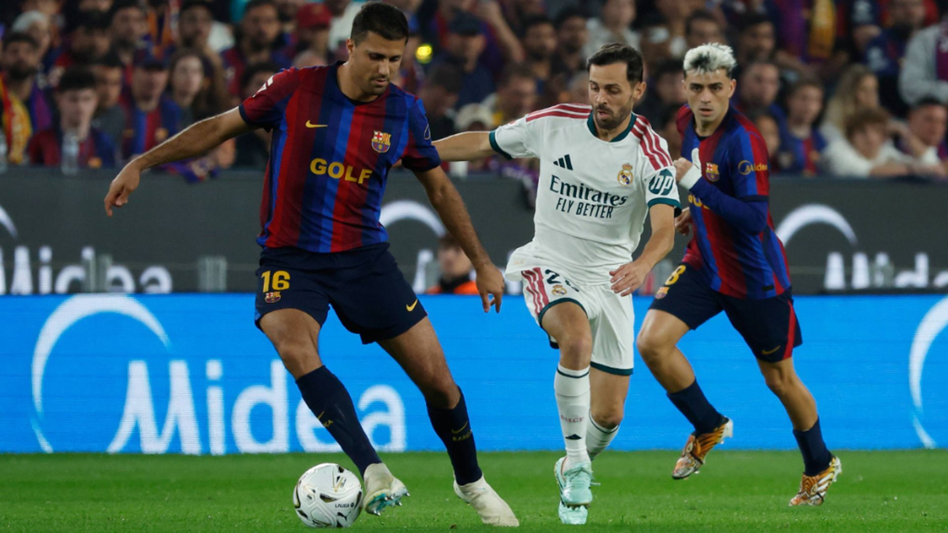 Rodri Hernández, con Bernardo Silva en El Clásico