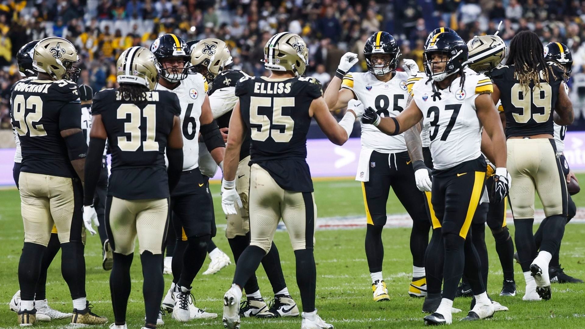 Saludo final entre los Steelers y los Saints