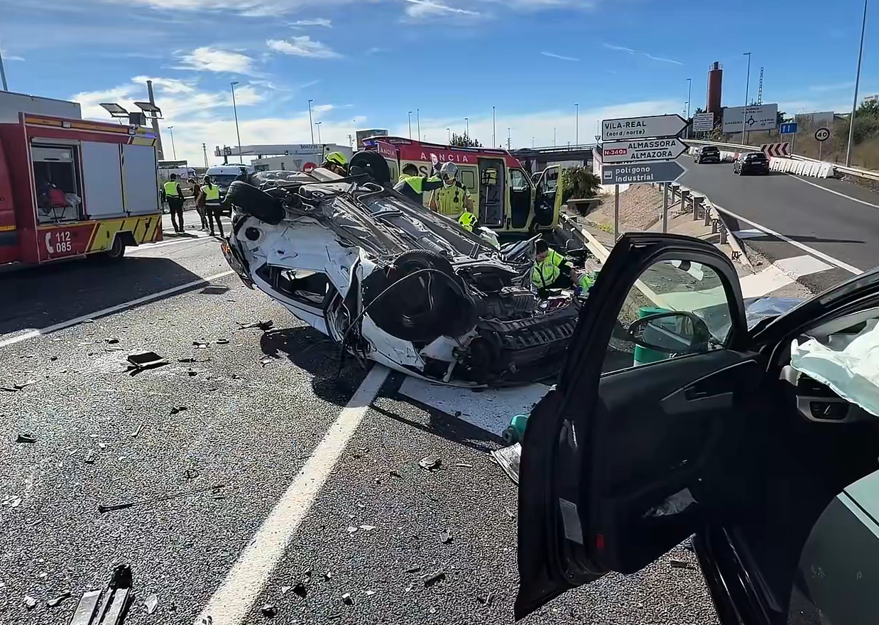 Uno de los coches accidentados, con graves daños