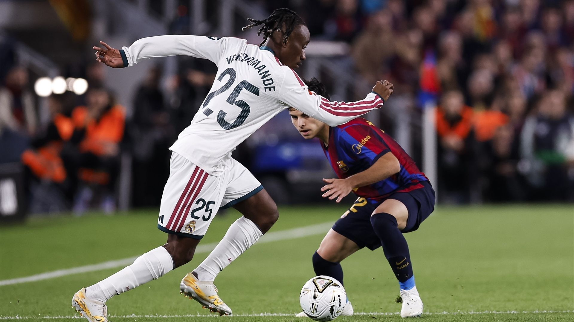Yan Diomande se marcha de Xavi Espart en el Clásico Barça-Real Madrid