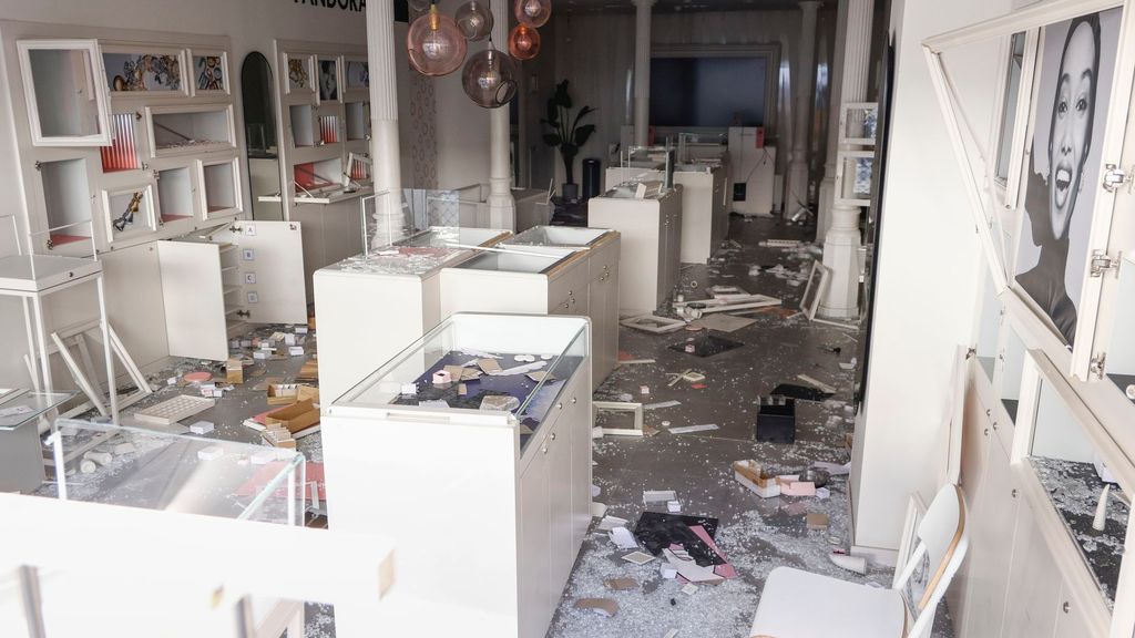 Barcelona trata de recuperar la normalidad mientras evalúa los daños tras la noche de disturbios