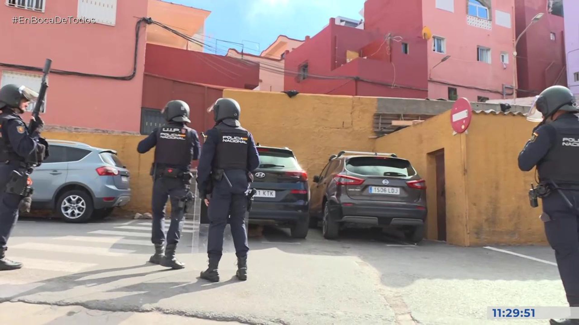 Despliegue policial en las calles de Ceuta en busca de inmigrantes irregulares escondidos Despliegue policial en las calles de Ceuta en busca de inmigrantes irregulares escondidos