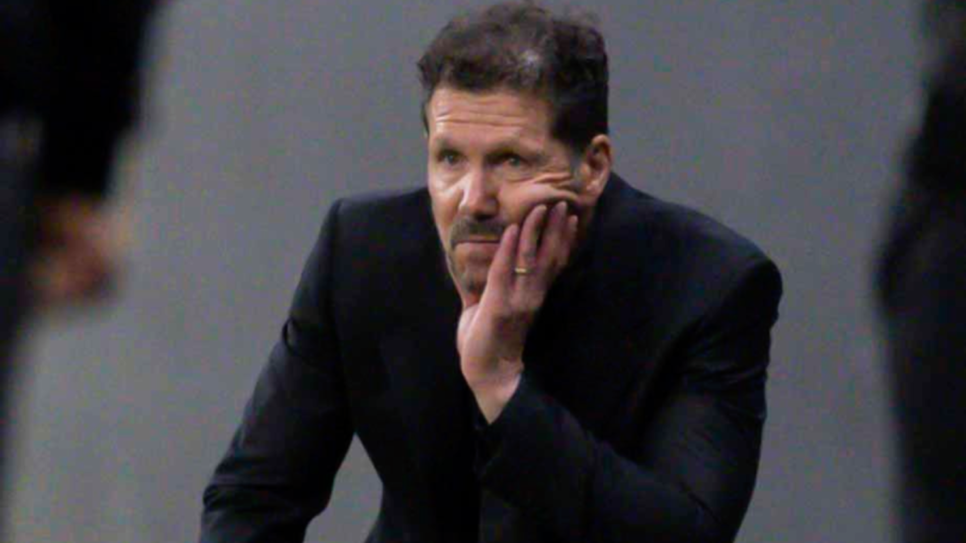 Diego Pablo Simeone, pensativo durante el Atlético-Deportivo Diego Pablo Simeone, pensativo durante el Atlético-Deportivo