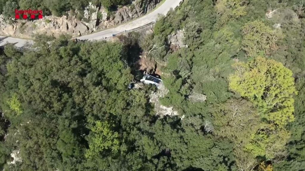 Drones de los Mossos muestran la complicada situación en la que ha quedado el autobús accidentado en Fogars de Montclús, Barcelona