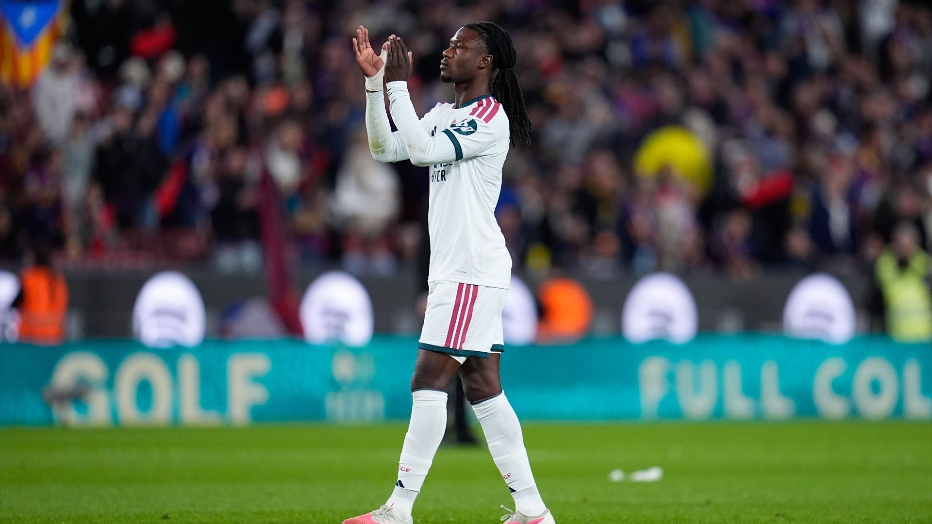 Eduardo Camavinga aplaude tras la victoria del Real Madrid en el Camp Nou Eduardo Camavinga aplaude tras la victoria del Real Madrid en el Camp Nou