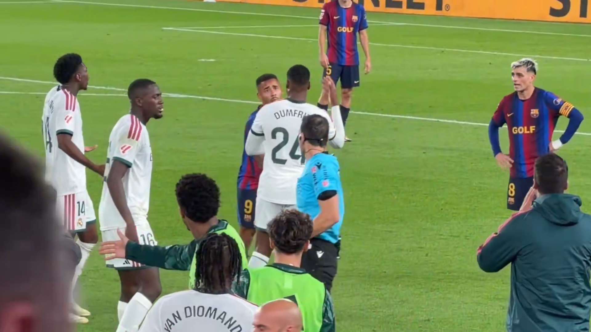 Gabriel Jesus y Dumfries se enzarzan durante el Clásico