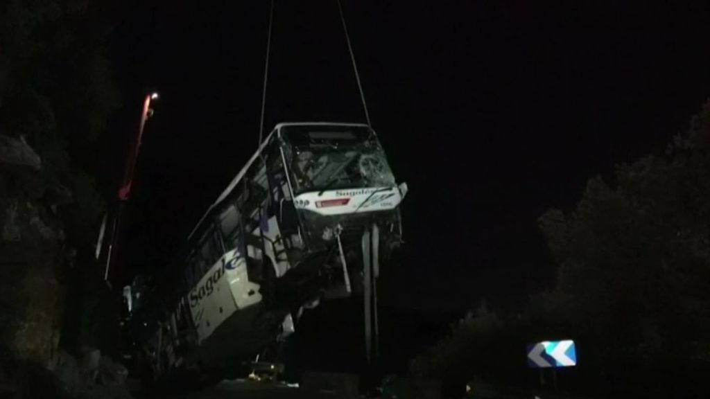 Una gran grúa retira el autobús accidentado en Fogars, sin víctimas atrapadas bajo el vehículo