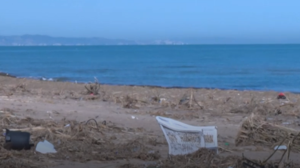 La playa de la Oliva y la de Tavernes siguen sufriendo los efectos de la Dana Adam: "Irreconocibles"