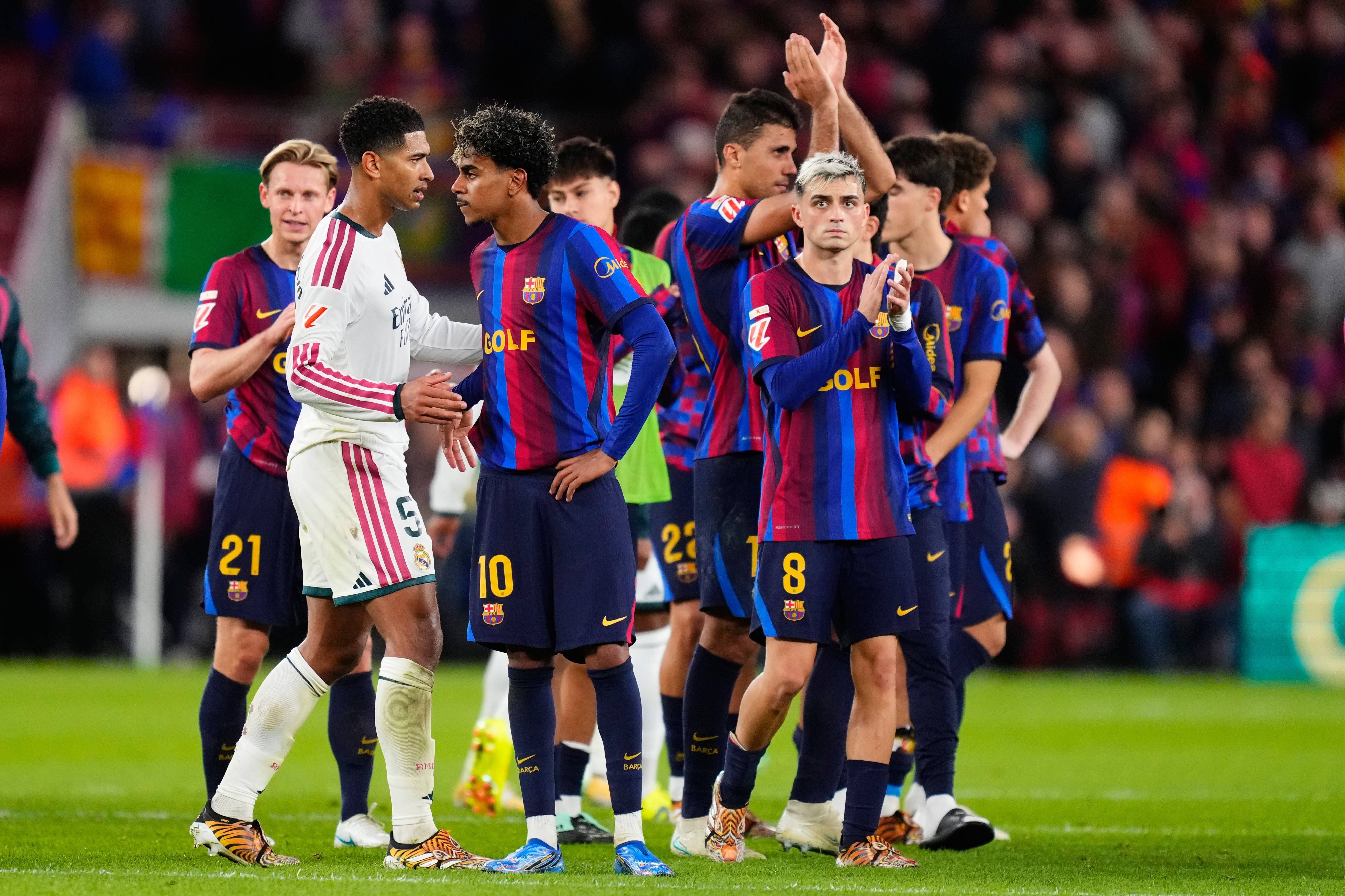 Los jugadores del FC Barcelona tras la derrota frente al Real Madrid