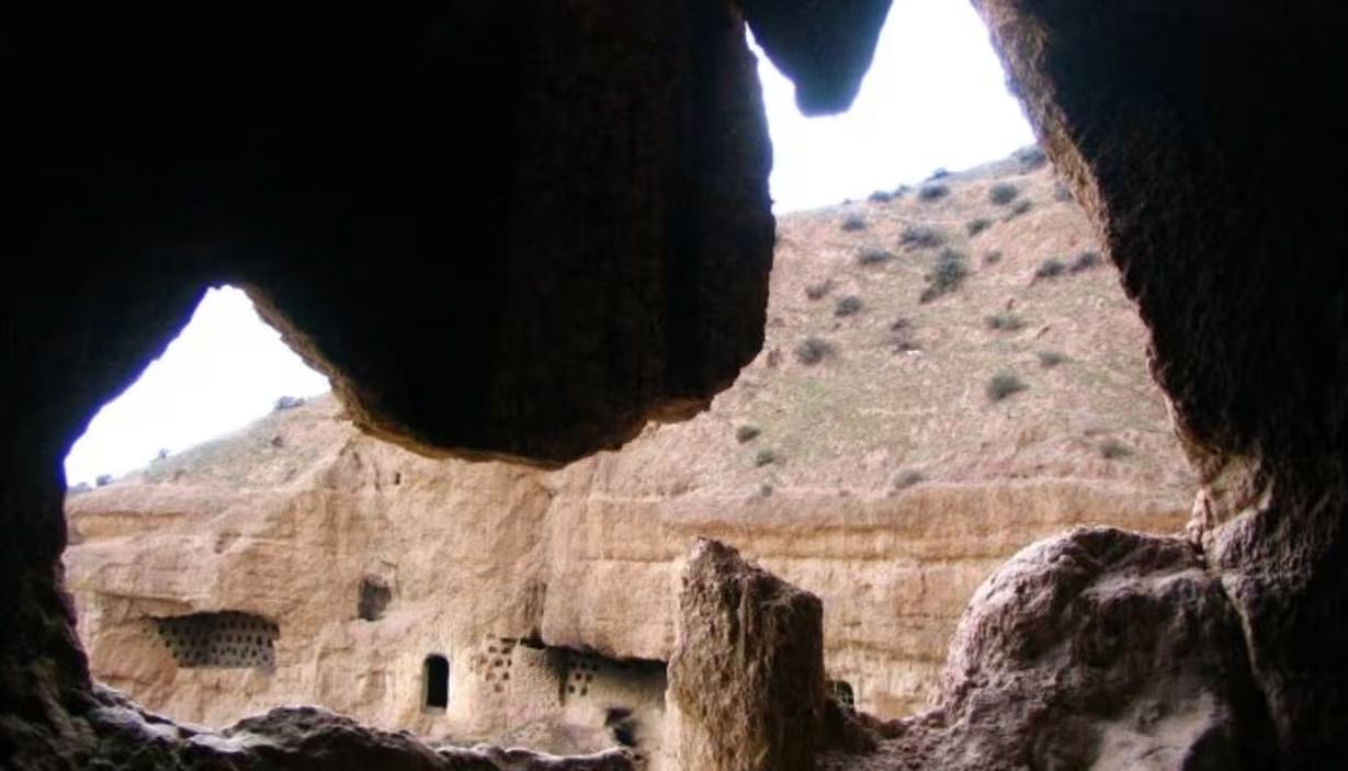 Marchal, el pequeño pueblo de Granada con agujeros en la montaña en los que dormir como en la prehistoria