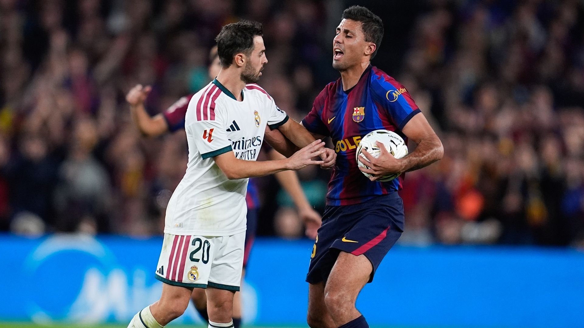 Momento de tensión entre Rodri Hernández y Bernardo Silva en El Clásico