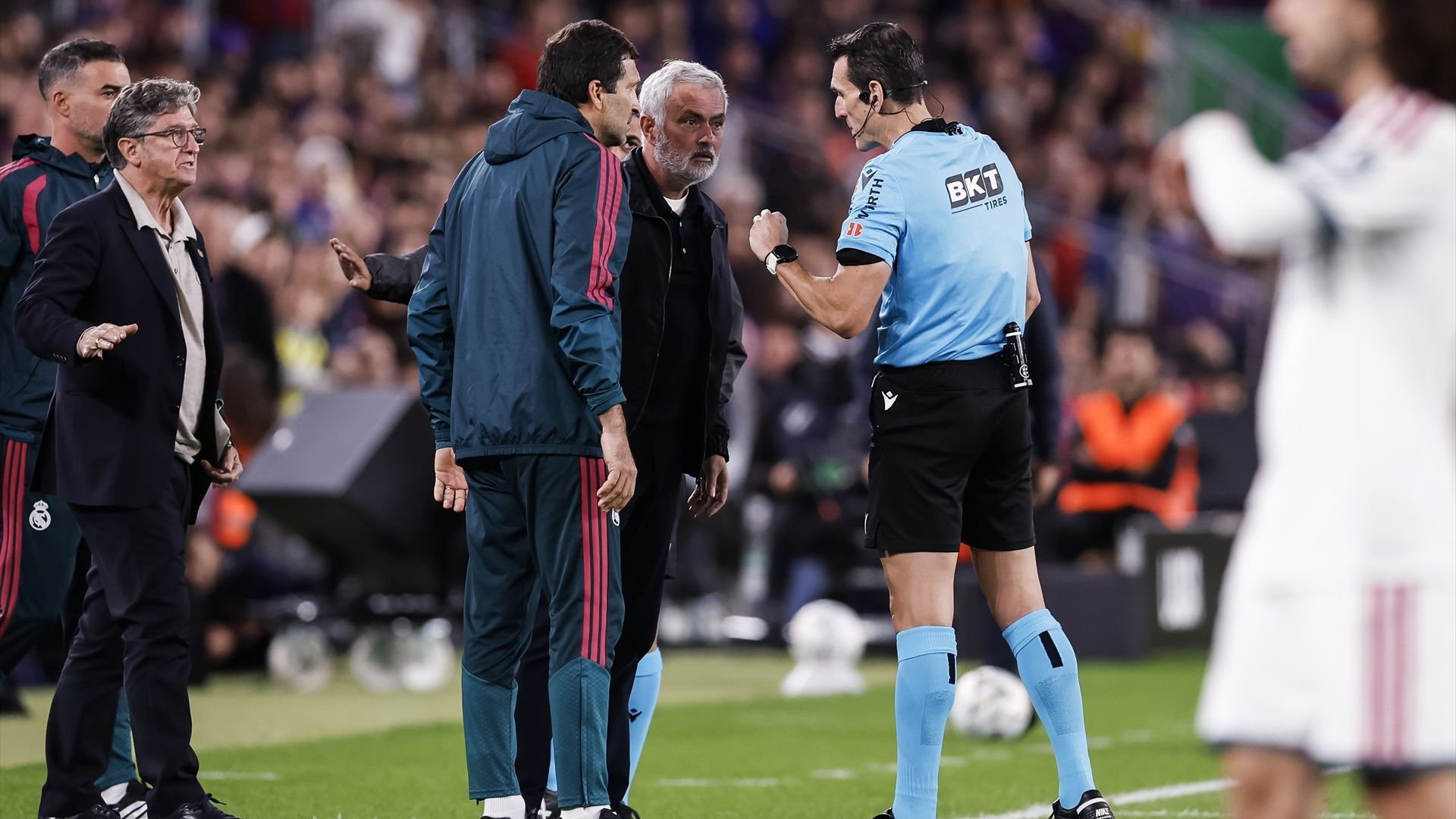 Mourinho protesta a Martínez Munuera durante el Clásico