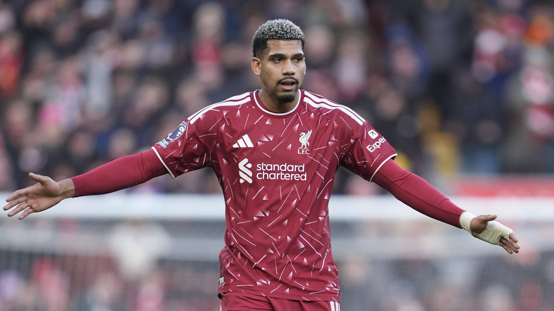 Ronaldo Araujo, durante un partido con el Liverpool
