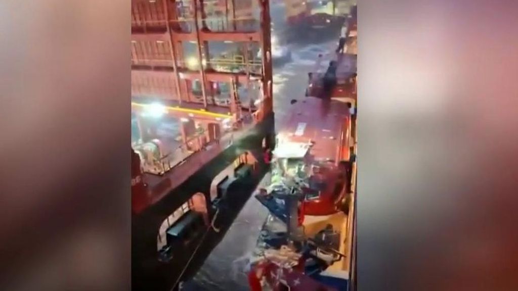 Un crucero alemán con destino Canarias y más de 2.000 pasajeros choca contra un portacontenedores por las fuertes rachas de viento