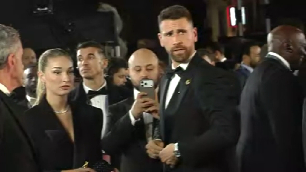 Unai Simón y su novia, Alexia Putellas o la familia de Lamine Yamal: la alfombra roja del Balón de Oro 'habla' español